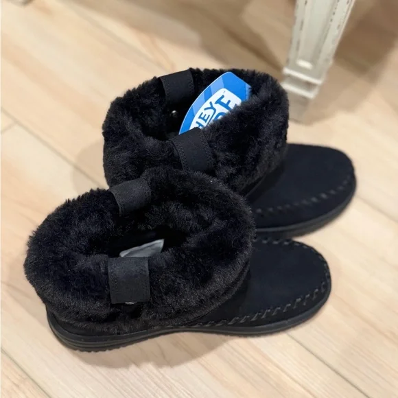 HeyDude Women’s Black Faux Fur Winter Boots - Picture 2 of 4